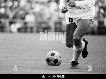 Calcio, Bundesliga, 1966/1967, FC Schalke 04 contro il Borussia Moenchengladbach 0:0, Stadio Glueckaufkampfbahn a Gelsenkirchen, scena del match, Gladbach giocatore in possesso palla, gambe Foto Stock