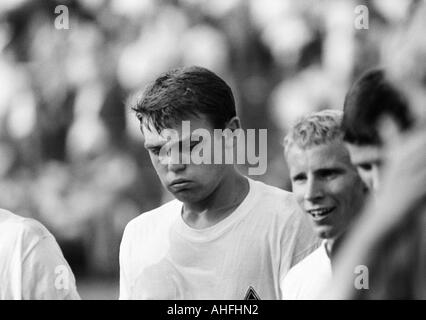 Calcio, Bundesliga, 1966/1967, FC Schalke 04 contro il Borussia Moenchengladbach 0:0, Glueckaufkampfbahn Stadium di Gelsenkirchen, football giocatori lasciando il passo, Herbert Laumen (MG, a sinistra) e Berti Vogts (MG) Foto Stock