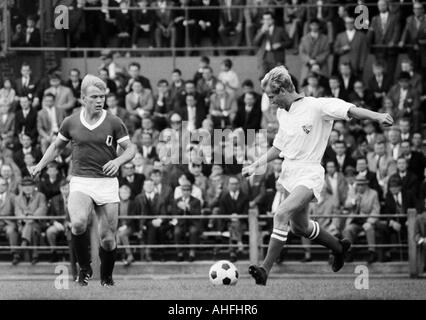 Calcio, Regionalliga Ovest, 1966/1967, VfL Bochum contro SSV Hagen 1:1, STADIO A Castroper Strasse a Bochum, scena del match, Rainer Lutz (SSV, a sinistra) e Heinz Hoeher (VFL) Foto Stock