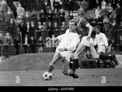 Calcio, Regionalliga Ovest, 1966/1967, VfL Bochum contro SSV Hagen 1:1, STADIO A Castroper Strasse a Bochum, scena del match, f.l.t.r. Karl Heinz Boettcher (VFL), Rolf Meissner (SSV), Gustav Eversberg (VFL) Foto Stock