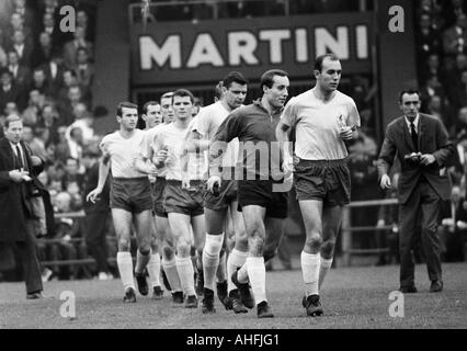 Calcio, Bundesliga, 1966/1967, FC Schalke 04 versus Eintracht Braunschweig 0:0, team di Brunswick entra nel Glueckaufkampfbahn Stadium, capitano della squadra Joachim Baese, dietro il detentore Horst Wolter, Hans Georg Dulz, Lothar Ulsass, Peter Kaack, Klaus Meyer, eri Foto Stock