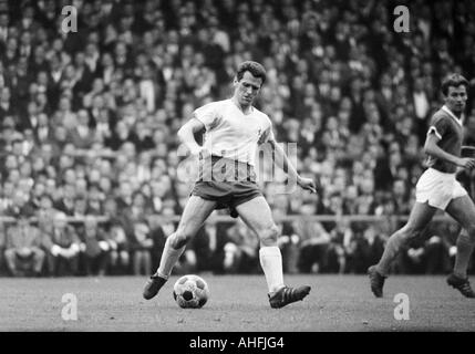 Calcio, Bundesliga, 1966/1967, FC Schalke 04 versus Eintracht Braunschweig 0:0, Stadio Glueckaufkampfbahn a Gelsenkirchen, scena del match, Walter Schmidt (Braunschweig, a sinistra) in possesso palla, destra Guenther Herrmann (S04) Foto Stock