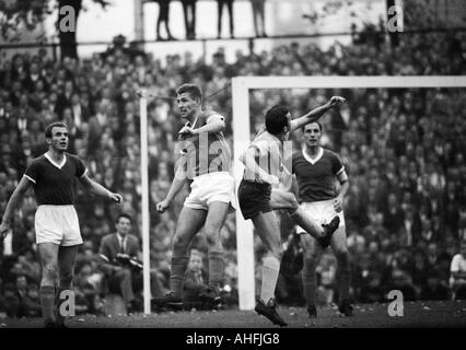 Calcio, Bundesliga, 1966/1967, FC Schalke 04 versus Eintracht Braunschweig 0:0, Stadio Glueckaufkampfbahn a Gelsenkirchen, scena del match, f.l.t.r. Alfred Pyka (S04), Heinz Pliska (S04), un lettore di Brunswick, Hans Juergen Becher (S04) Foto Stock