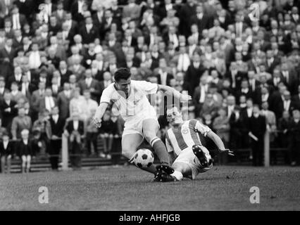 Calcio, Regionalliga Ovest, 1966/1967, Stadio an der Castroper Strasse in Bochum VfL Bochum versus Arminia Bielefeld 0:0, scena del match, duello tra Dieter Moritz (VfL, a sinistra) e Manfred Menzel (Bielefeld) Foto Stock