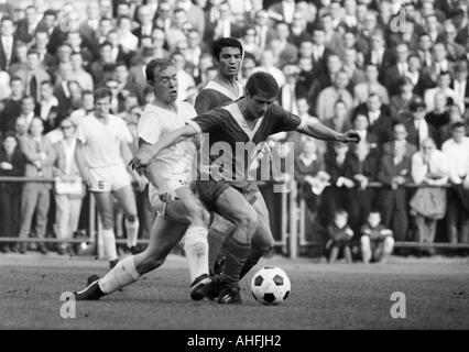 Calcio, Bundesliga, 1966/1967, Borussia Moenchengladbach versus Karlsruher SC 3:1, Boekelberg Stadium, scena del match, f.l.t.r. Jupp Heynckes (MG, dietro), Bernd Rupp (MG), Dragoslav Sekularac (KSC), Willi Duerrschnabel (KSC) Foto Stock