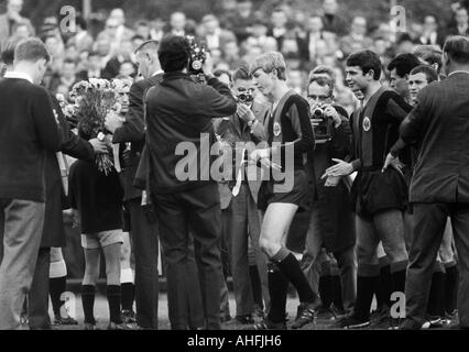 Calcio, Bundesliga, 1966/1967, Borussia Moenchengladbach versus Eintracht Frankfurt 0:0, Boekelberg Stadium, onorare prima che il gioco ha frequentato da cameraman e fotografi, f.l.t.r. presidente Dr. Helmut Beyer (Gladbach), Juergen Grabowski (Francoforte) Foto Stock