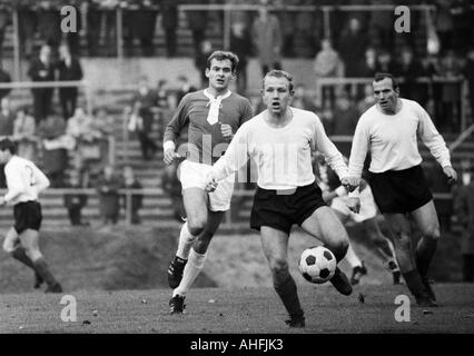 Calcio, Regionalliga Ovest, 1966/1967, VfL Bochum versus Preussen Muenster 4:2, STADIO A Castroper Strasse a Bochum, scena del match, f.l.t.r. Karl Heinz Boettcher (VFL), Dagmar Drewes (Muenster), Guenter Augustat (Münster) Foto Stock