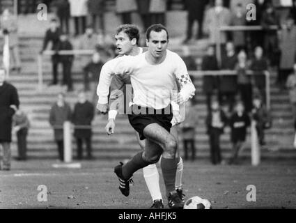 Calcio, Regionalliga Ovest, 1966/1967, VfL Bochum versus Preussen Muenster 4:2, STADIO A Castroper Strasse a Bochum, scena del match, Hermann Lulka (Muenster) in possesso palla, alle spalle di Karl Heinz Boettcher (VFL) Foto Stock