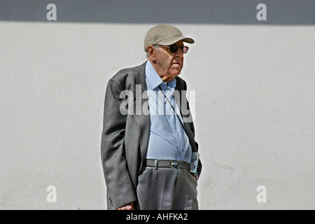 Il vecchio uomo in attesa al sole a Bridlington North Yorkshire Foto Stock