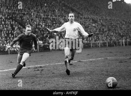 Calcio, Bundesliga, 1966/1967, Boekelberg Stadium, Borussia Moenchengladbach contro Hamburger SV 4:2, scena del match, Bernd Rupp (Gladbach) sinistro e Willi Schulz (HSV) Foto Stock