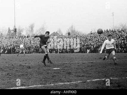Calcio, Bundesliga, 1966/1967, Boekelberg Stadium, Borussia Moenchengladbach contro Hamburger SV 4:2, scena del match, shot sul traguardo da Jupp Heynckes (Gladbach), destra Helmut Sandmann (HSV) Foto Stock