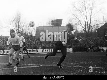 Calcio, Bundesliga, 1971/1972, VfL Bochum versus Rot-Weiss Oberhausen 2:0, STADIO A Castroper Strasse a Bochum, scena del match, f.l.t.r. Gerd Woermer (RWO), Ludwig Denz (RWO), Hans Walitza (Bochum) Foto Stock