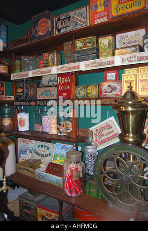 General Store, Buckley di stoviglie rosse World Museum, Battle, East Sussex, England, Regno Unito Foto Stock