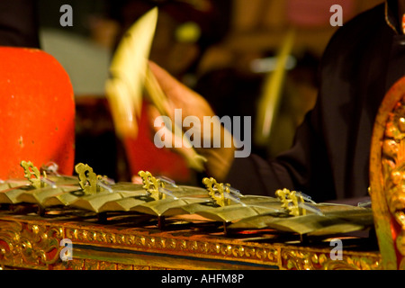 Gamelan player durante la performance di danza Ubud Palace Bali Indonesia Foto Stock