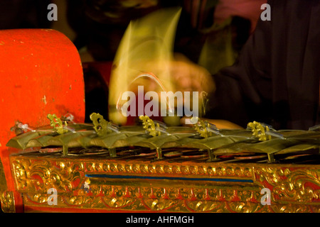 Gamelan player durante la performance di danza Ubud Palace Bali Indonesia Foto Stock