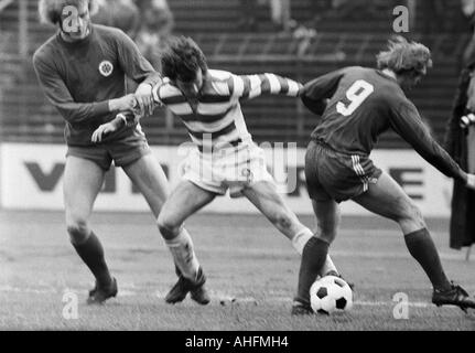 Calcio, Bundesliga, 1971/1972, Wedau Stadium di Duisburg, MSV Duisburg versus Rot-Weiss Oberhausen 0:0, scena del match, f.l.t.r. Uwe Kliemann (RWO), Klaus Wunder (MSV), Jupp Tenhagen (RWO) Foto Stock