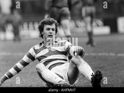 Calcio, Bundesliga, 1971/1972, Wedau Stadium di Duisburg, MSV Duisburg versus Rot-Weiss Oberhausen 0:0, scena del match, Klaus Wunder (MSV) siede arenarsi Foto Stock