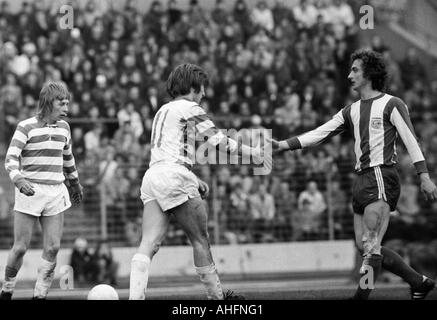 Calcio, Bundesliga, 1971/1972, Wedau Stadium di Duisburg, MSV Duisburg contro FC Bayern Monaco 3:0, scena del match, f.l.t.r. Johannes Riedl (MSV), Ronald Worm (MSV), Guenther Rybarczyk (FCB) Foto Stock