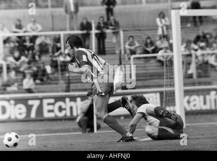 Calcio, Bundesliga, 1971/1972, Rot-Weiss Oberhausen versus Hertha BSC Berlin 5:2, Niederrhein Stadium di Oberhausen, scena del match, duello tra Lorenz Horr (Berlino) a sinistra e a un lettore di Oberhausen Foto Stock