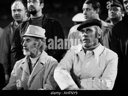 Calcio, Bundesliga, 1972/1973, Wuppertaler SV rispetto a FC Bayern Monaco 1:1, Stadio am Zoo a Wuppertal, banco di coaching Monaco di Baviera, direttore Robert Schwan (FCB) sinistro e il pullman Udo Lattek (FCB) Foto Stock