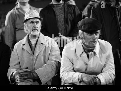 Calcio, Bundesliga, 1972/1973, Wuppertaler SV rispetto a FC Bayern Monaco 1:1, Stadio am Zoo a Wuppertal, banco di coaching Monaco di Baviera, direttore Robert Schwan (FCB) sinistro e il pullman Udo Lattek (FCB) Foto Stock