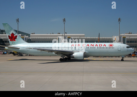 Air Canada Boeing 767-300ER rullaggio all'aeroporto di Monaco di Baviera Foto Stock