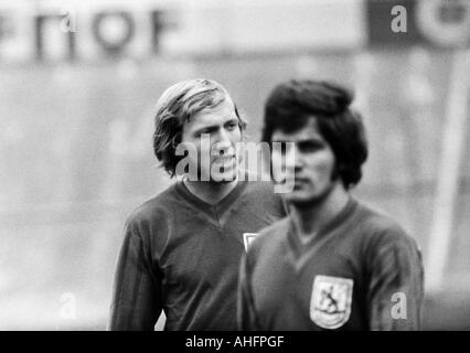 Calcio, Bundesliga, 1972/1973, Stadio am Zoo a Wuppertal, Wuppertaler SV rispetto a FC Bayern Monaco 1:1, i giocatori di calcio, Bernhard Hermes (WSV) sinistra e Heinz Dieter Loemm (WSV) Foto Stock