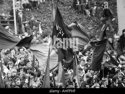 Calcio, Bundesliga, 1972/1973, Wuppertaler SV versus Hertha BSC Berlin 4:1, Stadio am Zoo a Wuppertal, la folla di spettatori, Wuppertal gli appassionati di calcio di agitare le bandiere del club Foto Stock