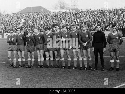 Calcio, Regionalliga Ovest, 1967/1968, Niederrhein Stadium di Oberhausen, Rot-Weiss Oberhausen versus VfL Bochum 2:0, team fotografia, il colpo della squadra di Bochum, f.l.t.r. Juergen Jansen, Erich Schiller, Gustav Eversberg, Heinz Hermani, Werner Balte, Gerd W Foto Stock