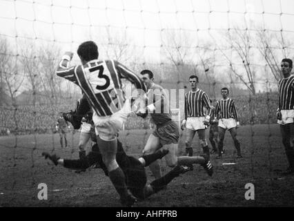 Calcio, Bundesliga, 1967/1968, FC Schalke 04 contro 1. FC Colonia 1:1, Glueckaufkampfbahn Stadium di Gelsenkirchen, scena del match, f.l.t.r. Fritz Pott (Koeln) Cancella fuori il goalline, Willi Kraus (Schalke), Matthias Hemmersbach (Koeln), Heinz Simme Foto Stock