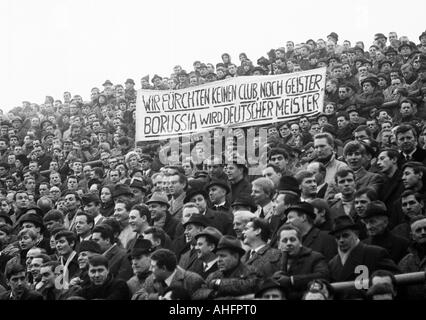 Calcio, Bundesliga, 1967/1968, Borussia Moenchengladbach contro 1. FC Norimberga 1:1, Boekelberg Stadium Moenchengladbach, banner di Moenchengladbach ventole Foto Stock