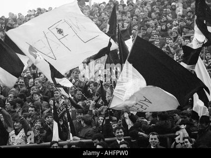 Calcio, Bundesliga, 1967/1968, Borussia Moenchengladbach contro 1. FC Norimberga 1:1, Boekelberg Stadium, la folla di spettatori, Gladbach onda fan club le loro bandiere dopo il 1:1 equalizzatore da Herbert Laumen (non mostrato) Foto Stock