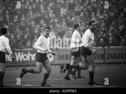 Calcio, Regionalliga Ovest, 1967/1968, Niederrhein Stadium di Oberhausen, Rot-Weiss Oberhausen versus ETB Schwarz-Weiss Essen 3:1, scena del match, obiettivo di RWO, f.l.t.r. Dieter Brozulat (RWO), Lothar Kobluhn (RWO), Friedhelm Kobluhn (RWO) Foto Stock