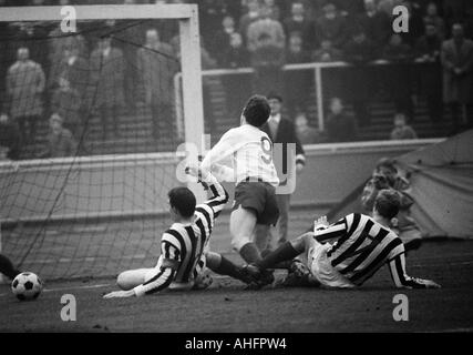 Calcio, Regionalliga Ovest, 1967/1968, Niederrhein Stadium di Oberhausen, Rot-Weiss Oberhausen versus ETB Schwarz-Weiss Essen 3:1, scena del match Hans Huelsmann (ETB, a sinistra) e Guenter Leufgen (ETB destra) panino Georg Mueller (RWO, 9), Dieter Broz Foto Stock