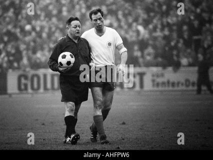 Calcio, Regionalliga Ovest, 1967/1968, Niederrhein Stadium di Oberhausen, Rot-Weiss Oberhausen versus ETB Schwarz-Weiss Essen 3:1, scena del match, Friedhelm Kobluhn (RWO, destra) in discussione con arbitro Wortmann da Wanne-Eickel Foto Stock