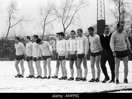 Calcio, DFB Cup, ottavo di finale, 1967/1968, Stadio Glueckaufkampfbahn a Gelsenkirchen, Schalke 04 versus Eintracht Braunschweig 2:3, match sul terreno della neve, team fotografia, colpo di Brunswick team, f.l.t.r. Klaus Gerwien, Wolfgang Grzyb, Walter Schmidt, Foto Stock
