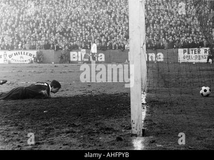 Calcio, Regionalliga Ovest, 1967/1968, Stadio an der Hafenstrasse in Essen, Rot-Weiss Essen contro Bayer Leverkusen 2:1, scena del match, 1:1 obiettivo equalizzatore a Leverkusen da Helmut Richert (non mostrato), il custode Fred Werner Bockholt (RWE) viene battuto Foto Stock