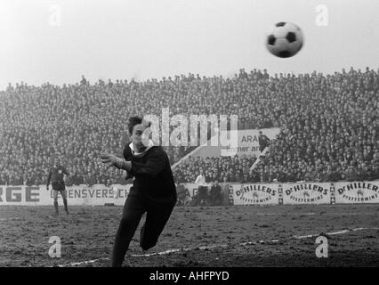 Calcio, Regionalliga Ovest, 1967/1968, Stadio an der Hafenstrasse in Essen, Rot-Weiss Essen contro Bayer Leverkusen 2:1, scena del match, custode Fred Werner Bockholt (RWE) appare dopo una sfera fallito l'obiettivo Foto Stock