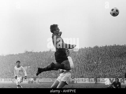 Calcio, Regionalliga Ovest, 1967/1968, Stadio an der Hafenstrasse in Essen, Rot-Weiss Essen contro Bayer Leverkusen 2:1, scena del match, diving intestazione da Helmut Bruecken (Bayer), dietro di lui Manfred Frankowski (RWE), sinistra Hans Doerre (RWE), diritto agr Foto Stock