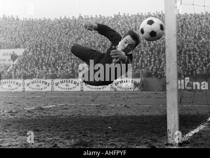 Calcio, Regionalliga Ovest, 1967/1968, Stadio an der Hafenstrasse in Essen, Rot-Weiss Essen contro Bayer Leverkusen 2:1, scena del match, battenti salvare dal detentore Fred Werner Bockholt (RWE) dopo una distanza di Leverkusen shot Foto Stock