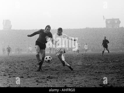 Calcio, Regionalliga Ovest, 1967/1968, Stadio an der Hafenstrasse in Essen, Rot-Weiss Essen contro Bayer Leverkusen 2:1, scena del match, duello tra Helmut Richert (Bayer) sinistra e Manfred Frankowski (RWE), giusto dietro l'arbitro Brosig da Bockum-H Foto Stock