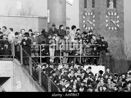 Calcio, Bundesliga, 1967/1968, Borussia Moenchengladbach contro FC Bayern Monaco 1:1, Boekelberg Stadium, la folla di spettatori, completamente stadio pieno Foto Stock