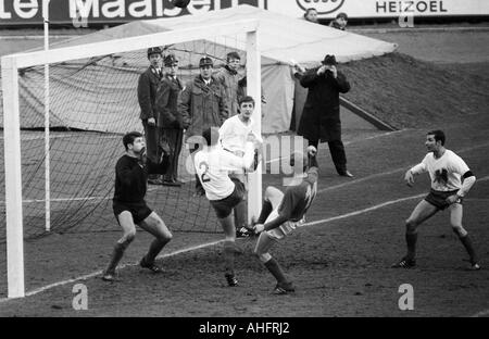 Calcio, Regionalliga Ovest, 1967/1968, Niederrhein Stadium di Oberhausen, Rot-Weiss Oberhausen versus Preussen Muenster 1:0, scena del match, f.l.t.r. keeper Wolfgang Scheid (RWO), Hermann Josef Wilbertz (RWO, 2), Werner Ohm (RWO), Manfred Podlich (Mu Foto Stock