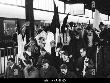 Calcio, Bundesliga, 1967/1968, Moenchengladbach fan sulla stazione ferroviaria di Dortmund Foto Stock