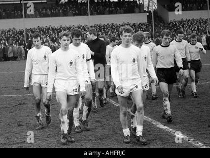 Calcio, Bundesliga, 1967/1968, Borussia Dortmund contro il Borussia Moenchengladbach 3:1, Rote Erde Stadium, football giocatori lasciando il passo, f.l.t.r. Erwin Spinnler (MG), Manfred Kempers (MG), Egon Milder (MG), il custode Werner Koeddermann (BVB), Herbert Foto Stock