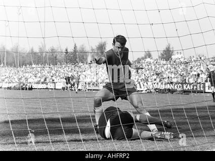 Calcio, Bundesliga, 1967/1968, Boekelberg Stadium, Borussia Moenchengladbach contro Hamburger SV 4:1, scena del match, salvare dal detentore Arkoc Oezcan (HSV), Herbert Laumen (Gladbach) è troppo tardi Foto Stock