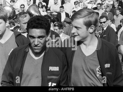 Calcio, Bundesliga, 1967/1968, Boekelberg Stadium, Borussia Moenchengladbach contro Hamburger SV 4:1, i giocatori di calcio, sostituti giunta alla seconda metà, Werner Waddey (MG) di sinistra e di Klaus Ackermann (MG) Foto Stock