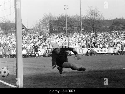 Calcio, Bundesliga, 1967/1968, Boekelberg Stadium, Borussia Moenchengladbach contro Hamburger SV 4:1, scena del match, obiettivo di Gladbach da un long-range shot, custode Arkoc Oezcan (HSV) è chanceless Foto Stock