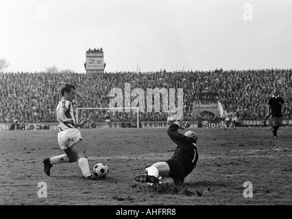 Calcio, Regionalliga Ovest, 1967/1968, Stadio an der Hafenstrasse in Essen, Rot-Weiss Essen contro Arminia Bielefeld 2:0, scena del match, grandi possibilità di punteggio di Ulrich Braun (Bielefeld) sinistra e destra keeper Fred Werner Bockholt (RWE) Foto Stock