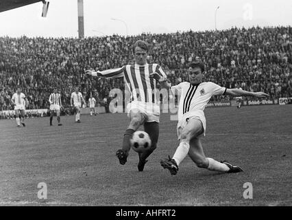 Calcio, Bundesliga, 1967/1968, Boekelberg Stadium, Borussia Moenchengladbach contro 1. FC Colonia 1:0, scena del match, duello tra Karl Heinz Thielen (Koeln) sinistro e Herbert Laumen (MG) Foto Stock